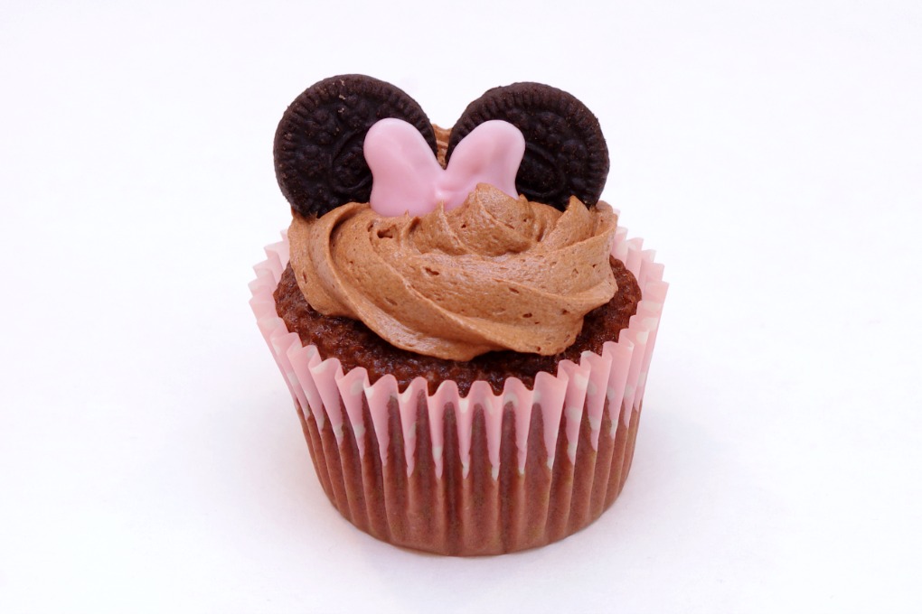 Minnie Mouse Cupcakes, Chocolate Cupcakes, Easy Minnie Cupcakes, Minnie Mouse Candy Bow, Wilton Candy Melts, Dessert For Minnie Mouse Birthday Party, Mini Oreo Cookies