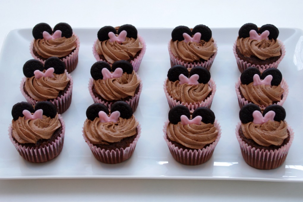 Minnie Mouse Cupcakes, Chocolate Cupcakes, Easy Minnie Cupcakes, Minnie Mouse Candy Bow, Wilton Candy Melts, Dessert For Minnie Mouse Birthday Party, Mini Oreo Cookies