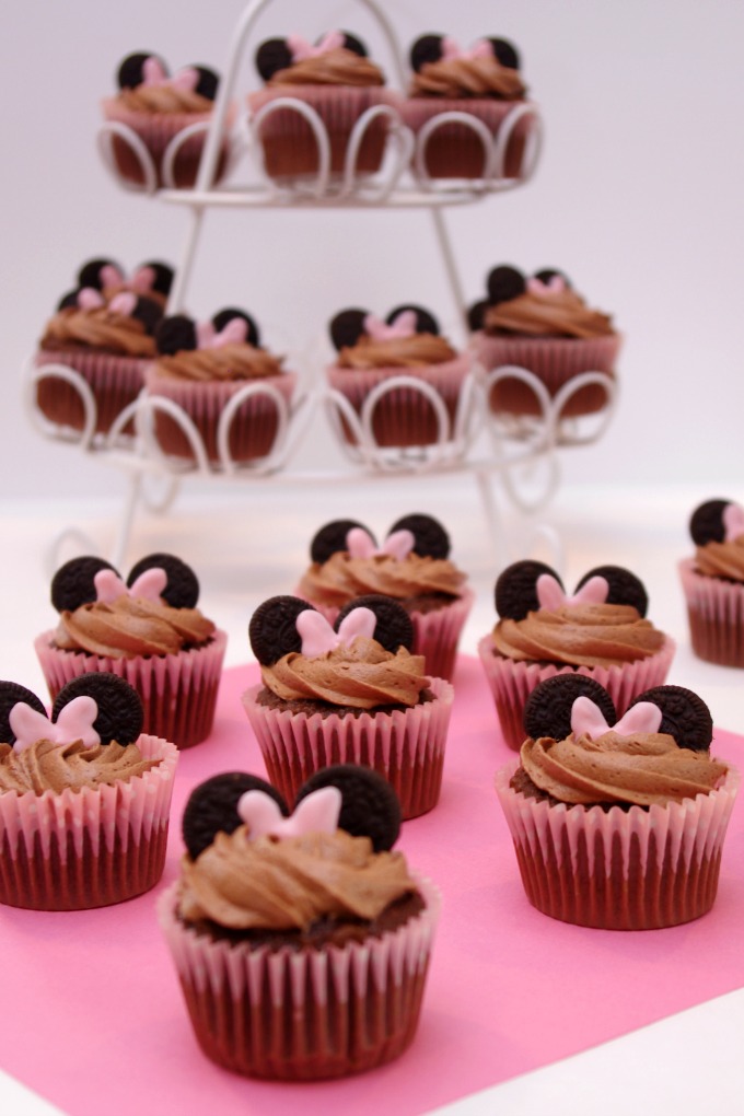 Minnie Mouse Cupcakes, Chocolate Cupcakes, Easy Minnie Cupcakes, Minnie Mouse Candy Bow, Wilton Candy Melts, Dessert For Minnie Mouse Birthday Party, Mini Oreo Cookies