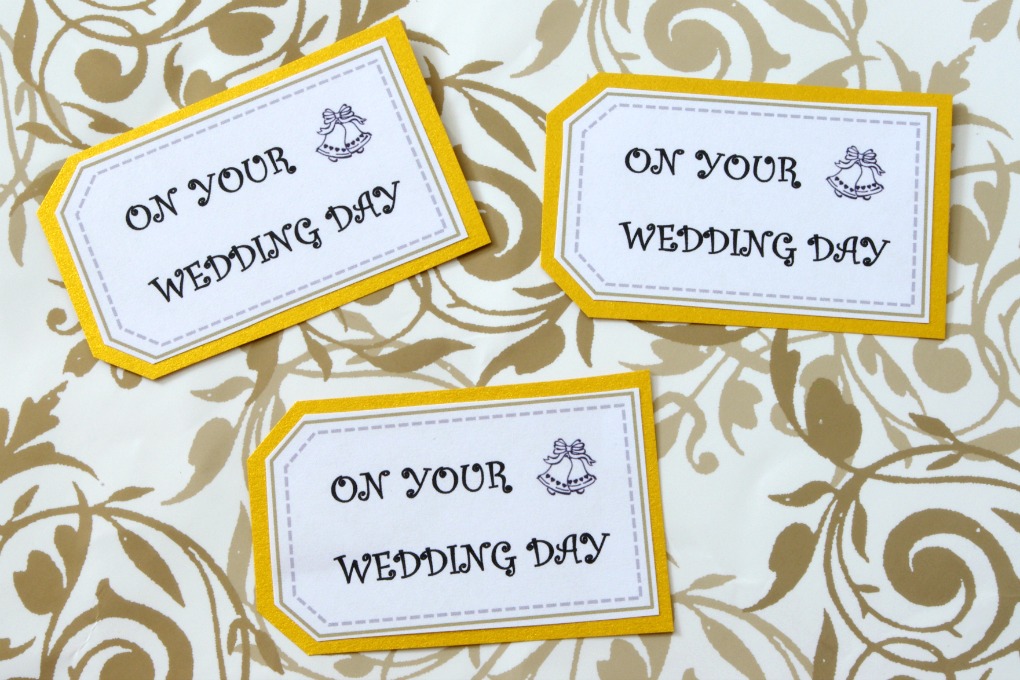 Check out this post to snag some free printable wedding tags! These fun gift tags will look great on any wedding present! | #gift #gifttag #printable