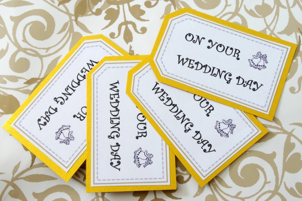 Check out this post to snag some free printable wedding tags! These fun gift tags will look great on any wedding present! | #gift #gifttag #printable