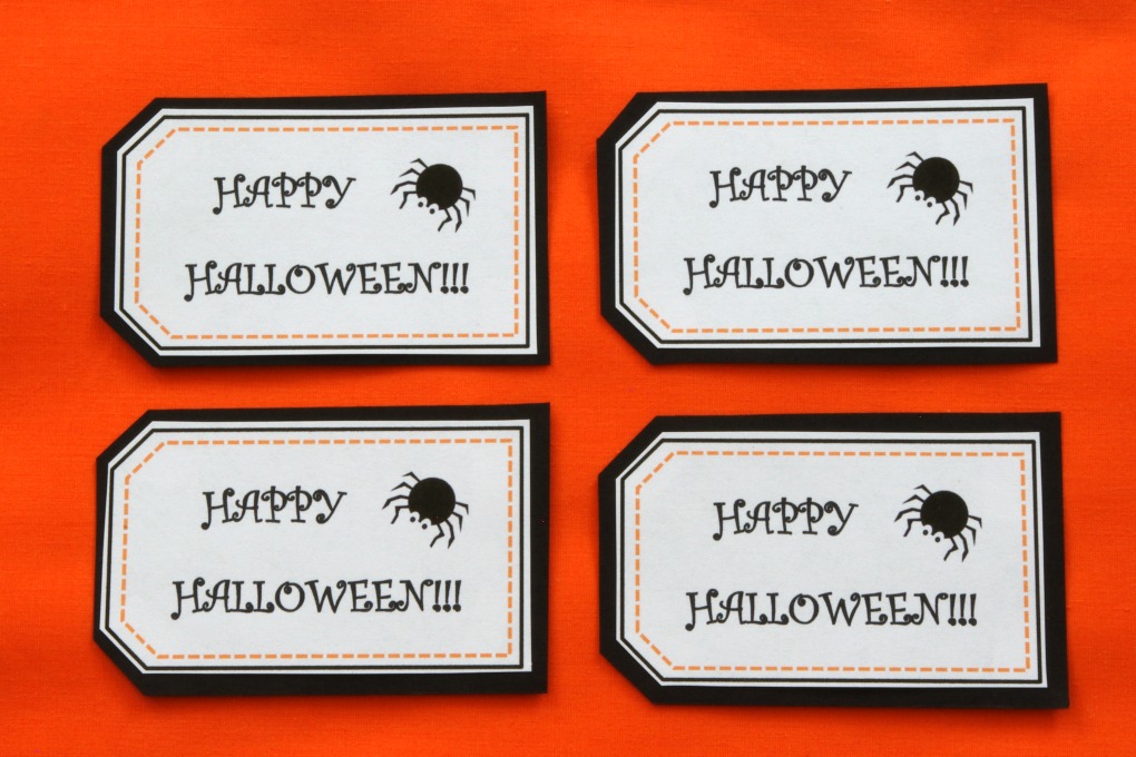 Check out this post to snag some free printable Halloween tags! These fun gift tags will look great on any Halloween gift! | #gift #gifttag #printable