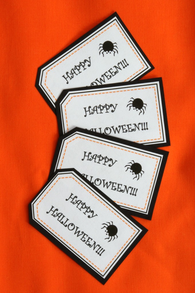Check out this post to snag some free printable Halloween tags! These fun gift tags will look great on any Halloween gift! | #gift #gifttag #printable