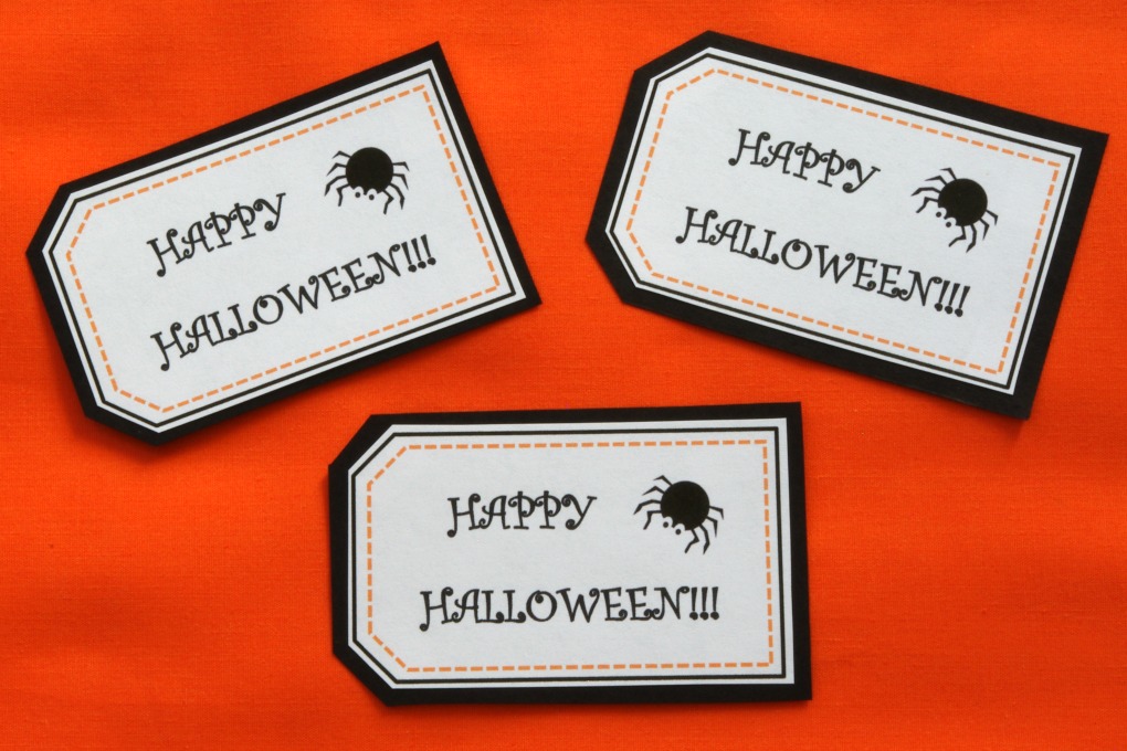 Check out this post to snag some free printable Halloween tags! These fun gift tags will look great on any Halloween gift! | #gift #gifttag #printable