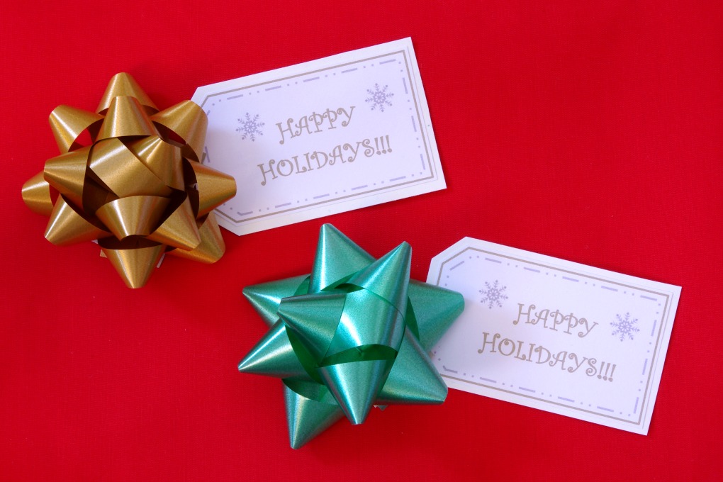 Check out this post to snag some free printable Happy Holiday tags! These fun gift tags will look beautiful on any present! | #gift #gifttag #printable #funandfunctionalblog