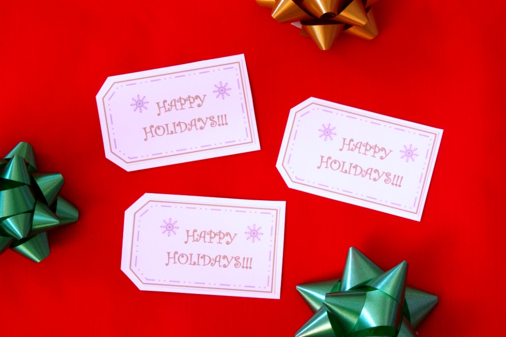 Check out this post to snag some free printable Happy Holiday tags! These fun gift tags will look beautiful on any present! | #gift #gifttag #printable #funandfunctionalblog