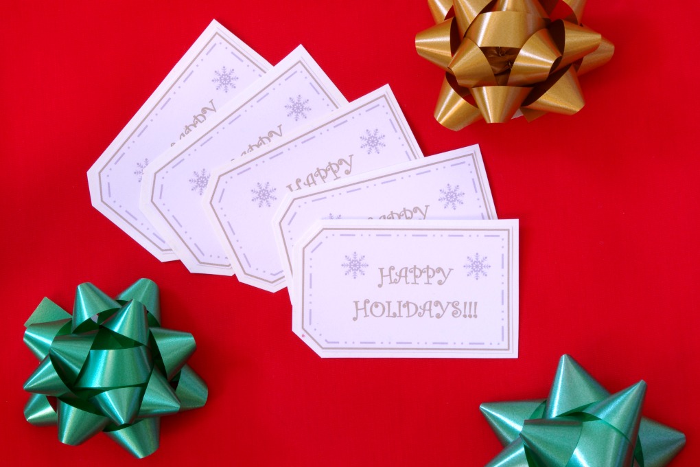 Check out this post to snag some free printable Happy Holiday tags! These fun gift tags will look beautiful on any present! | #gift #gifttag #printable #funandfunctionalblog