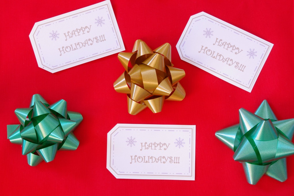 Check out this post to snag some free printable Happy Holiday tags! These fun gift tags will look beautiful on any present! | #gift #gifttag #printable #funandfunctionalblog