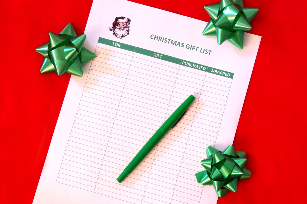 I created a Christmas gift list to help me stay more organized this Christmas! It includes a free printable for you to print out and use, too! | #organization #organizing #printable #funandfunctionalblog