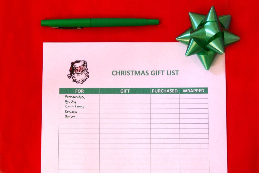 I created a Christmas gift list to help me stay more organized this Christmas! It includes a free printable for you to print out and use, too! | #organization #organizing #printable #funandfunctionalblog