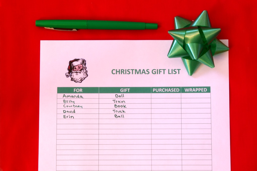 I created a Christmas gift list to help me stay more organized this Christmas! It includes a free printable for you to print out and use, too! | #organization #organizing #printable #funandfunctionalblog