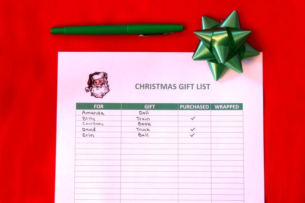 I created a Christmas gift list to help me stay more organized this Christmas! It includes a free printable for you to print out and use, too! | #organization #organizing #printable #funandfunctionalblog