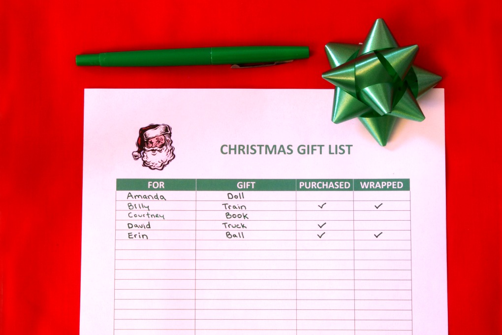 I created a Christmas gift list to help me stay more organized this Christmas! It includes a free printable for you to print out and use, too! | #organization #organizing #printable #funandfunctionalblog