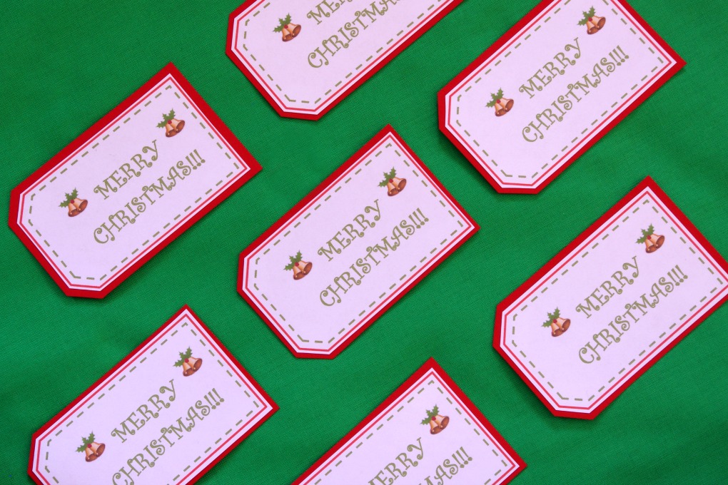 Check out this post to snag some free printable Merry Christmas tags! These gift tags will look beautiful on any Christmas present! | #gift #gifttag #printable #funandfunctionalblog