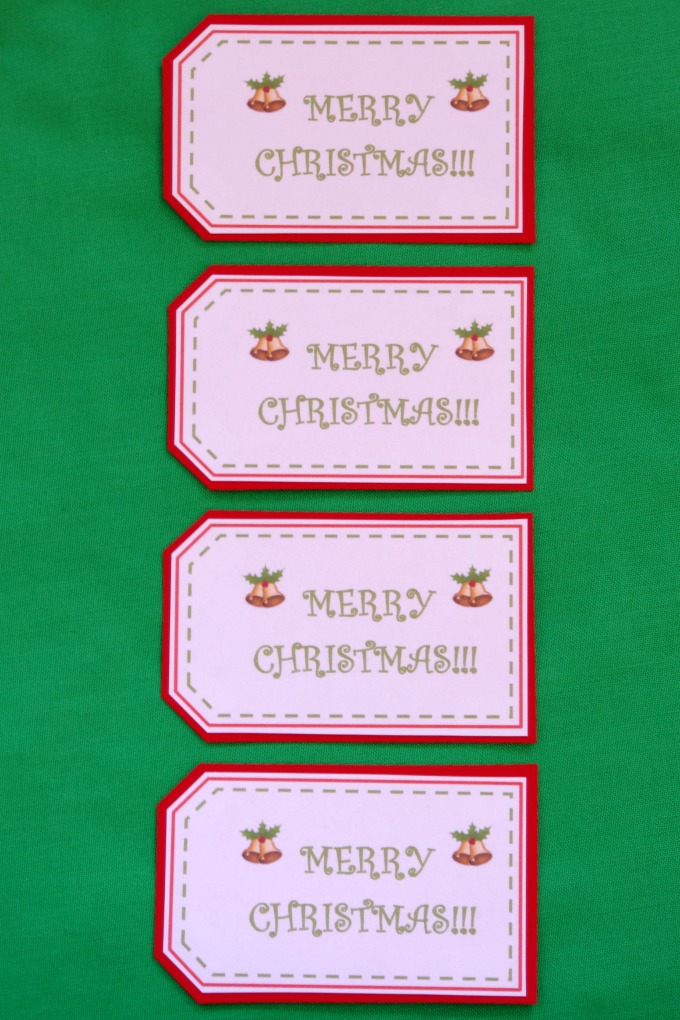 Check out this post to snag some free printable Merry Christmas tags! These gift tags will look beautiful on any Christmas present! | #gift #gifttag #printable #funandfunctionalblog