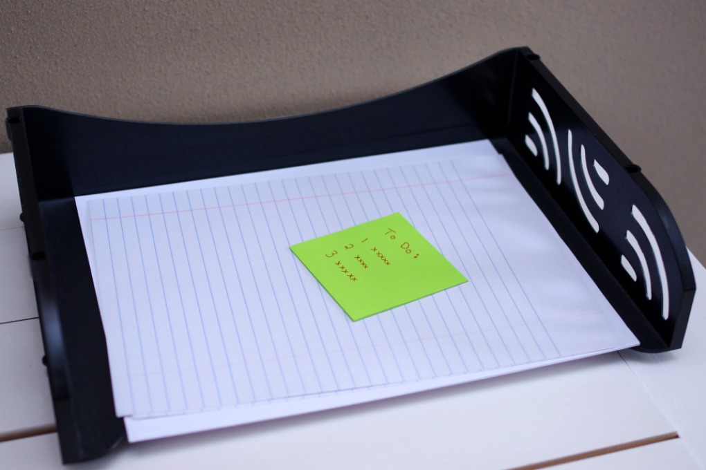Organizing paper can sometimes be a big challenge. Check out this post to find out the first place I put all of my paper!| #organization #organizing #organizingpaper #organizingpapers #paperorganizing #inbox #funandfunctionalblog