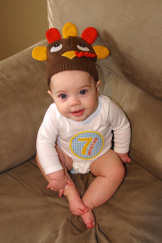 Everyone wants to have cute pictures of their baby! Check out this post to learn how to take even better monthly pictures of your baby.| #monthlybabyphoto #monthlybaby #monthlybabypics #babymonthlyphotos #monthlybabyphotos #funandfunctionalblog
