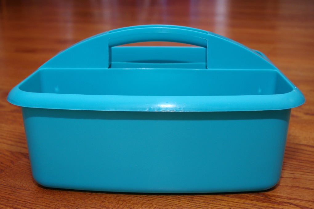 Make cleaning the house just a little more fun with this pretty cleaning caddy! It was easy to put together and even has a cute vinyl label. | #cleaningcaddy #vinyl #vinyllabel #funandfunctionalblog