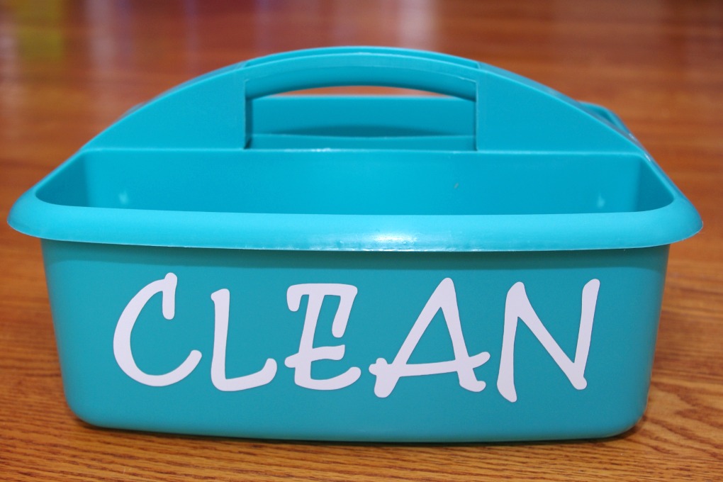 Make cleaning the house just a little more fun with this pretty cleaning caddy! It was easy to put together and even has a cute vinyl label. | #cleaningcaddy #vinyl #vinyllabel #funandfunctionalblog