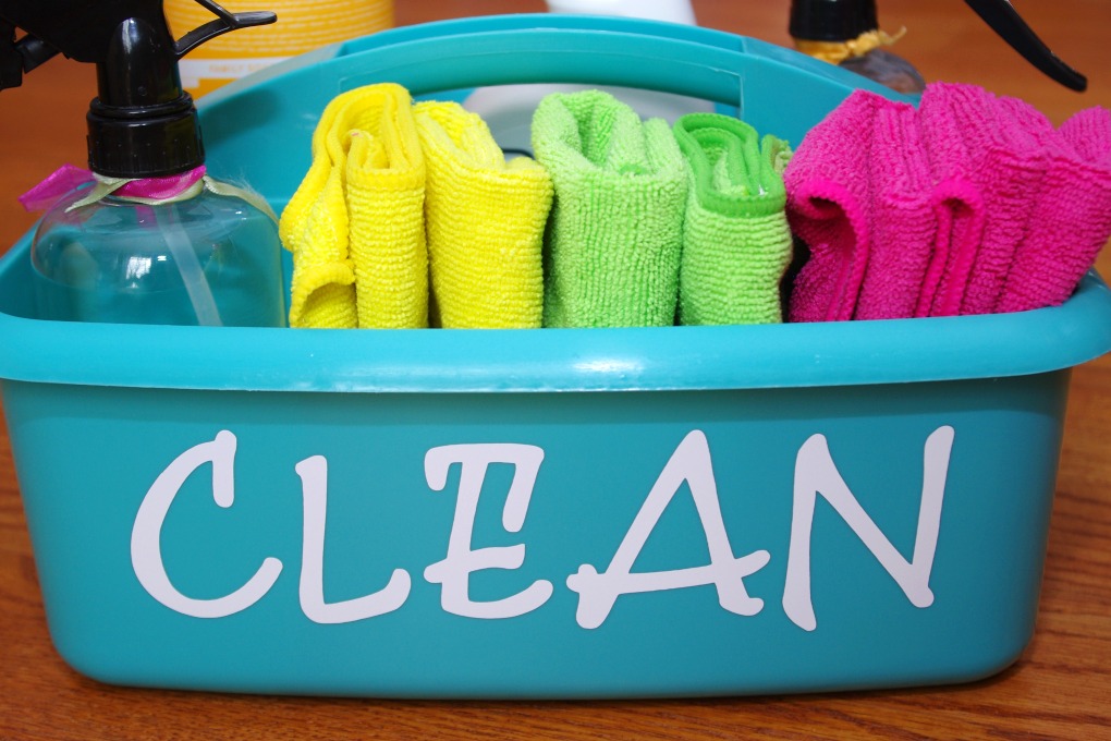 Make cleaning the house just a little more fun with this pretty cleaning caddy! It was easy to put together and even has a cute vinyl label. | #cleaningcaddy #vinyl #vinyllabel #funandfunctionalblog