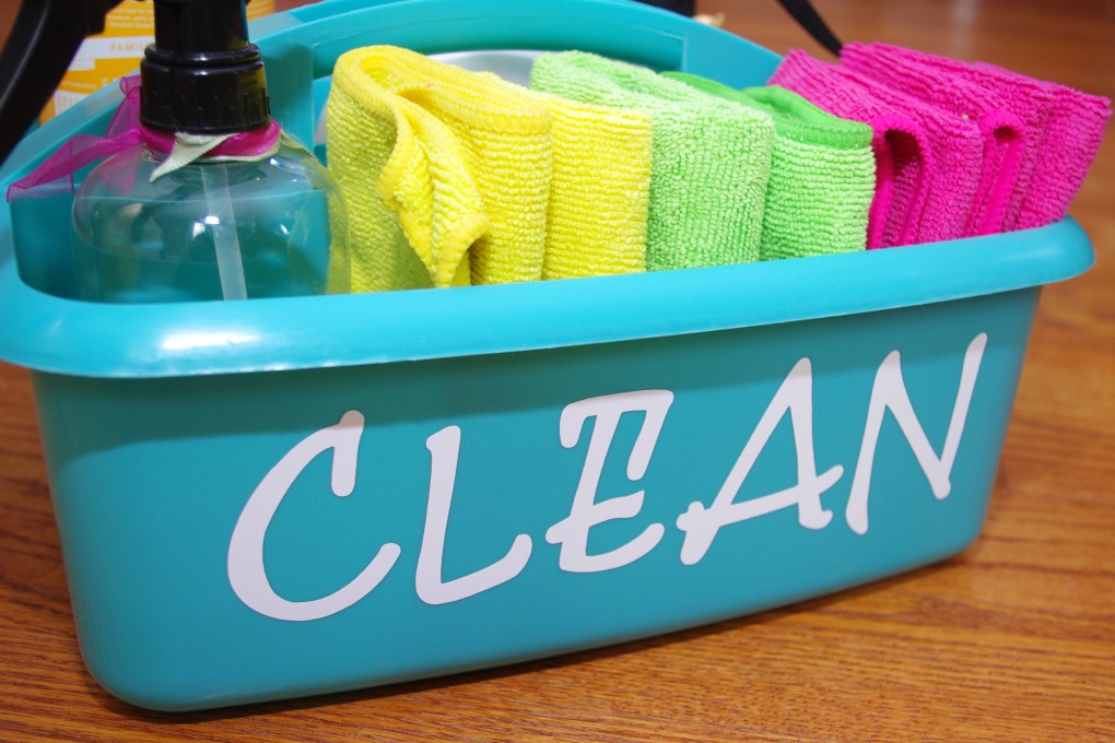 Make cleaning the house just a little more fun with this pretty cleaning caddy! It was easy to put together and even has a cute vinyl label. | #cleaningcaddy #vinyl #vinyllabel #funandfunctionalblog