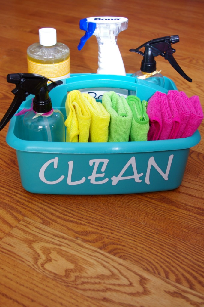 Make cleaning the house just a little more fun with this pretty cleaning caddy! It was easy to put together and even has a cute vinyl label. | #cleaningcaddy #vinyl #vinyllabel #funandfunctionalblog